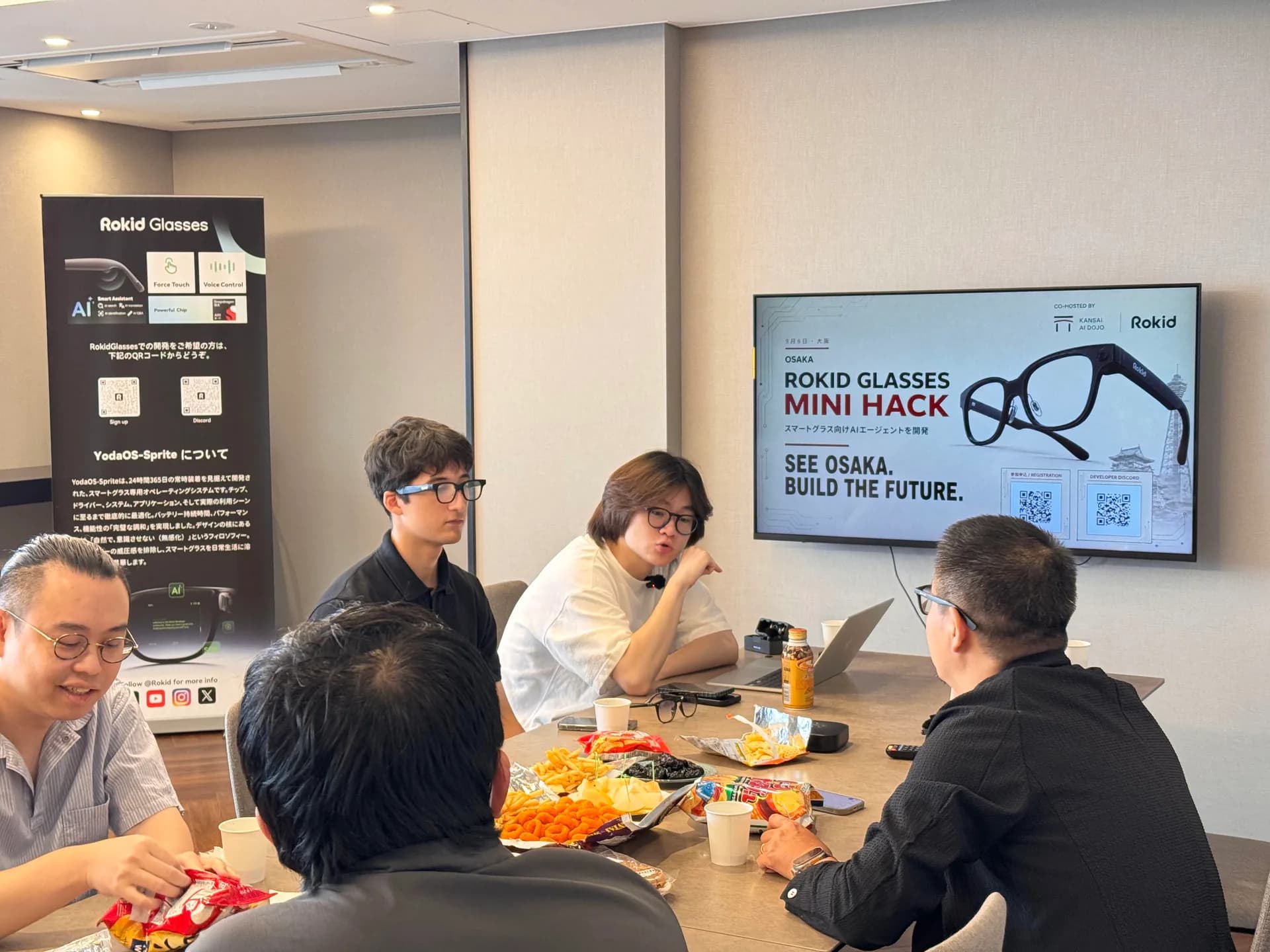 2026年9月6日、大阪のMini HackアイデアソンでRokidグラスの活用を話し合う参加者